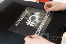Черная футболка с надписью «С#»