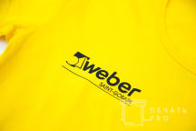 Печать надписи Weber на футболках